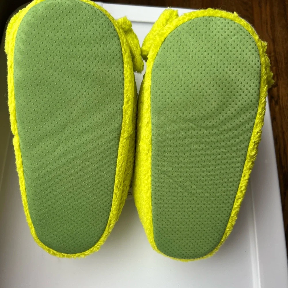 American Eagle Outfitters Grinch Plush Slippers Size M/L - NWT - Picture 5 of 5